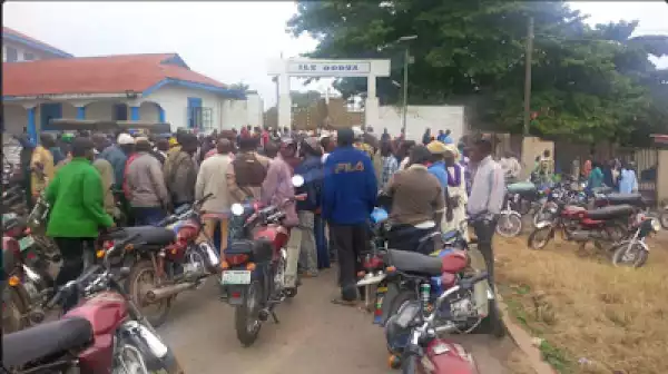 Sympathizers Storm The Palace Of The Late Ooni Of Ife [See Photos]